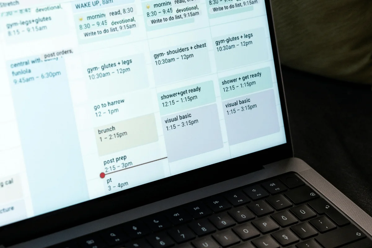 Laptop with an online calendar app showing a planned daily routine and appointments.